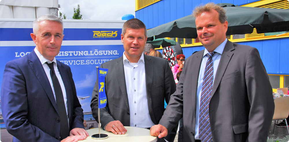 3 Personen vor einem Truck