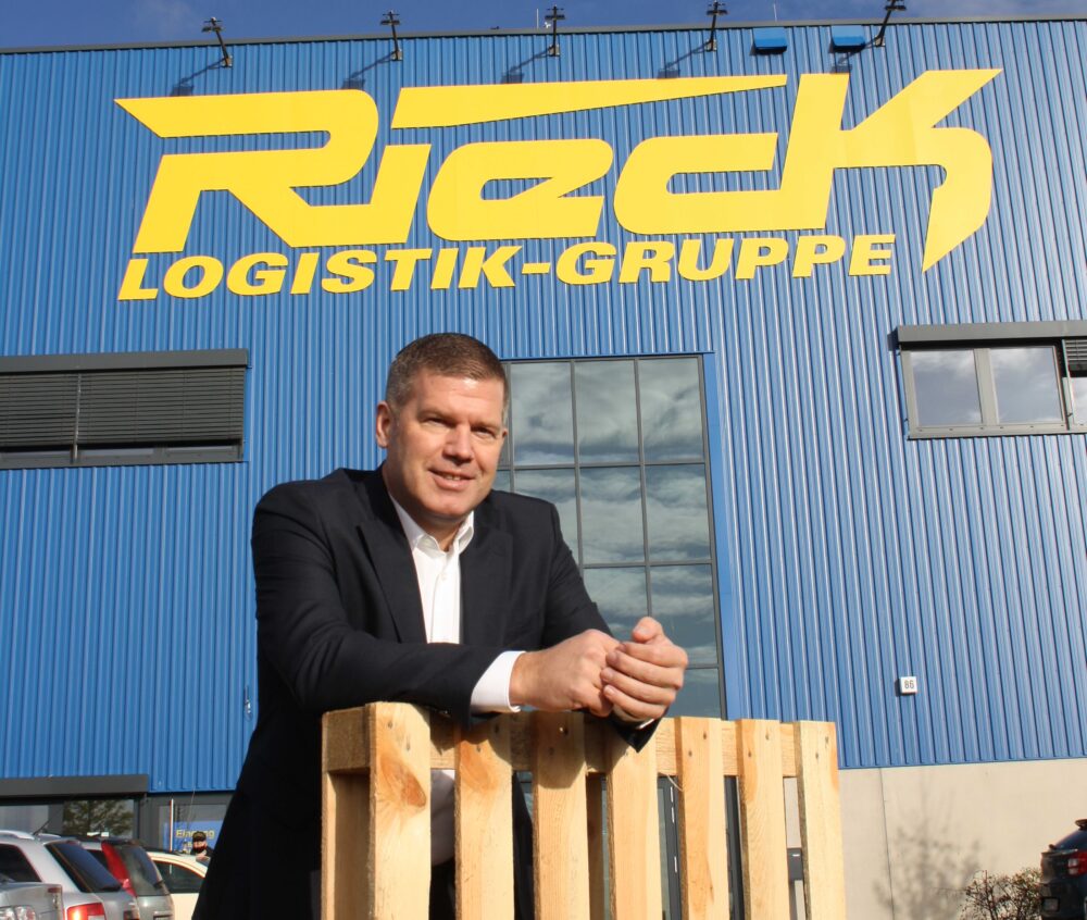 Mann vor Rieck Gebäude