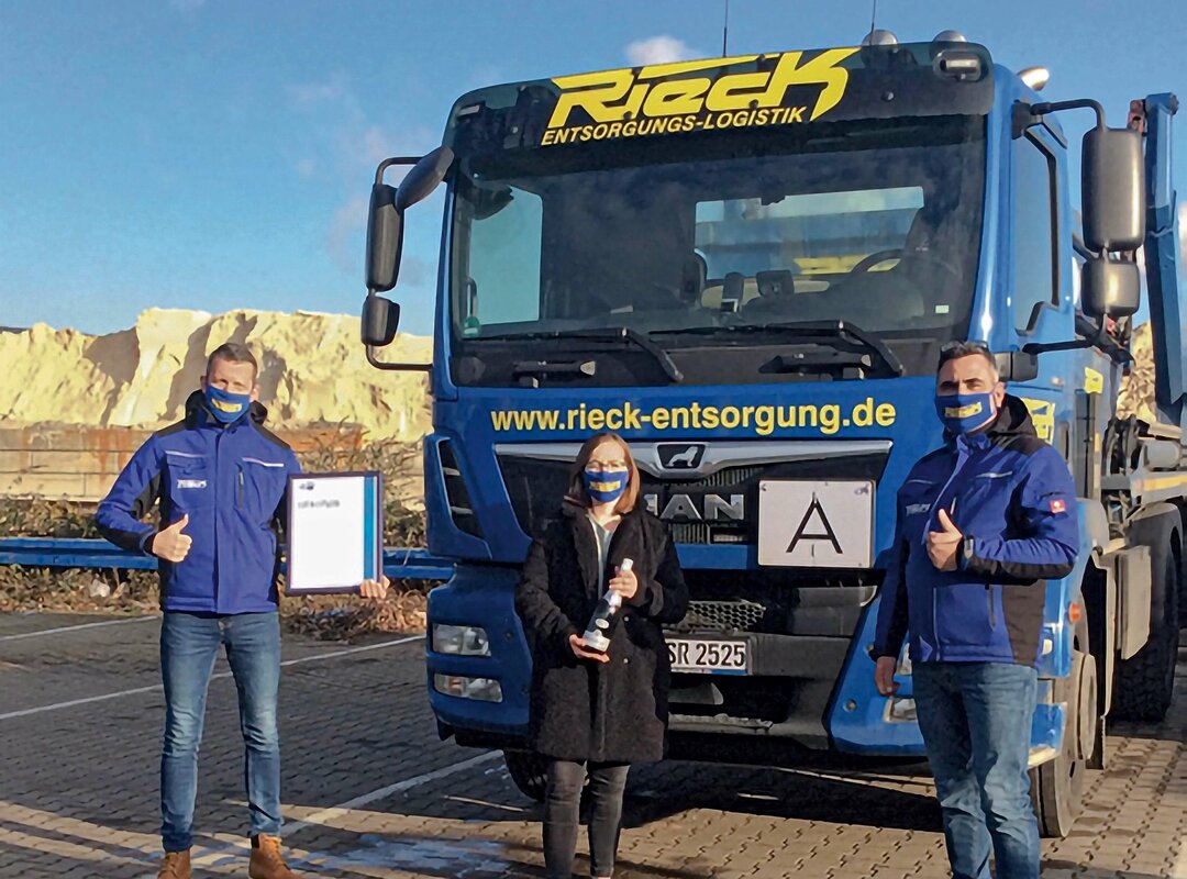 Die Ex-Azubine Julia Behr Posend mit 2 Mitarbeitern von Rieck.