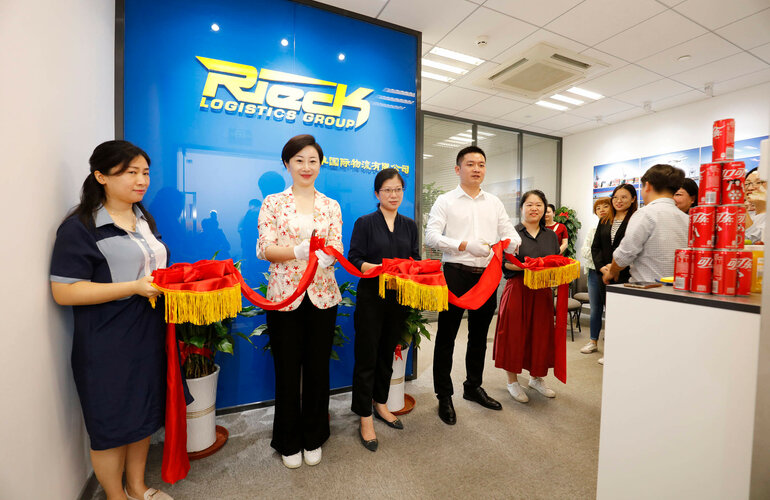 Das rote Band wird zerschnitten zur Fertigstellung des Büros in China.