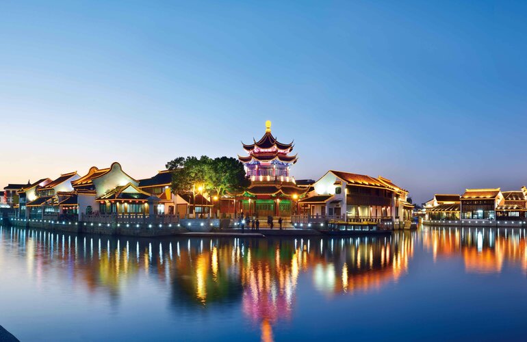 Die Stadt Kunshan vom Wasser aus in der Nacht.