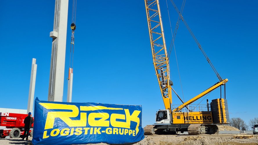 Das Rieck Logo neben einem Bagger.