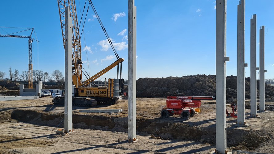 Ein Baffer neben einer Hebebühne.