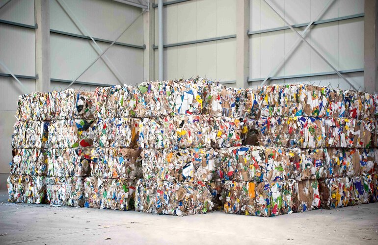 Ein großer Stapel an gepresstem Papier.