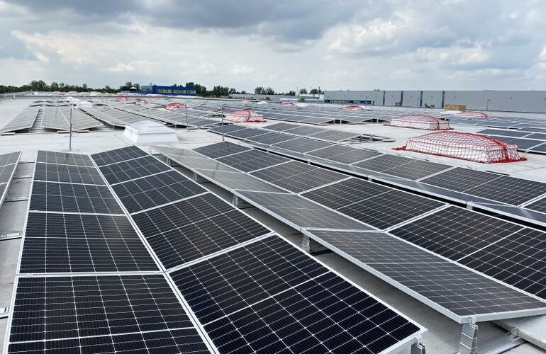 Das Rieck Gebäude vollständig mit Solarpanelen belegt, vom nahen.