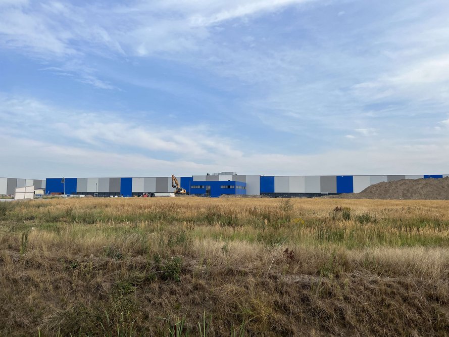 Das Rieck Logistik Gebäude von der Seite aber weiter weg.