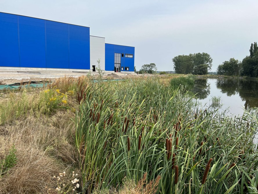 Das Rieck Logistik Gebäude von der Seite aber mit Fluss