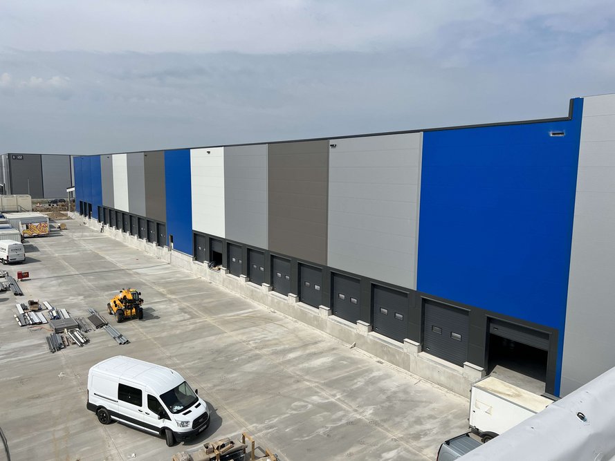 Das Rieck Logistik Gebäude von der Seite mit fertigem Parkplatz.