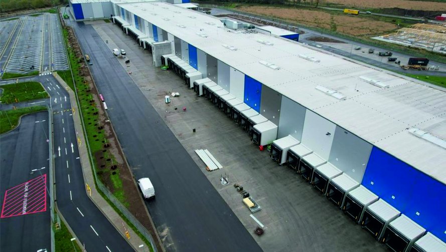 Das Rieck Logistik Gebäude von der Seite mit fertigen Laderampen