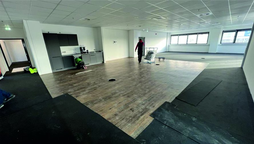 Das Rieck Logistik Gebäude von innen mit Büros.