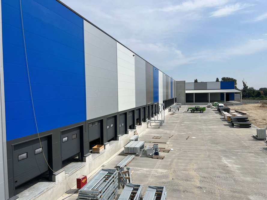 Das Rieck Logistik Gebäude von der Seite.