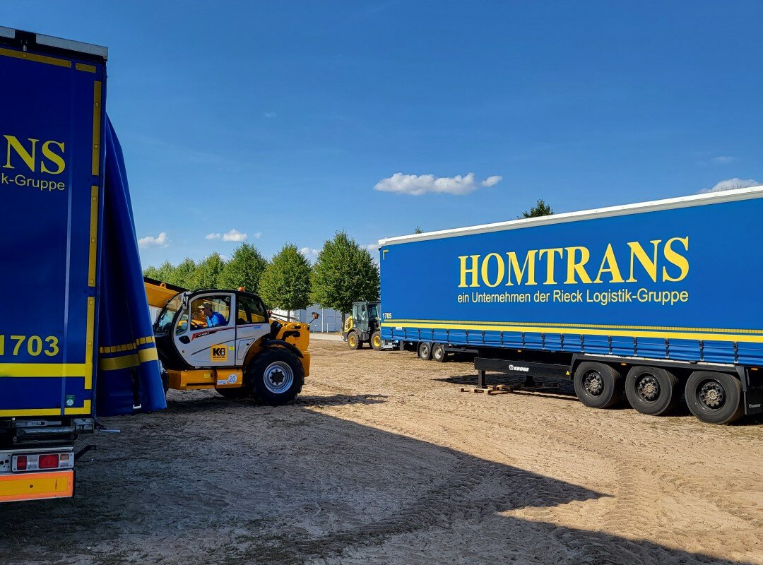 Ein Homtrans Lkw wird beladen.