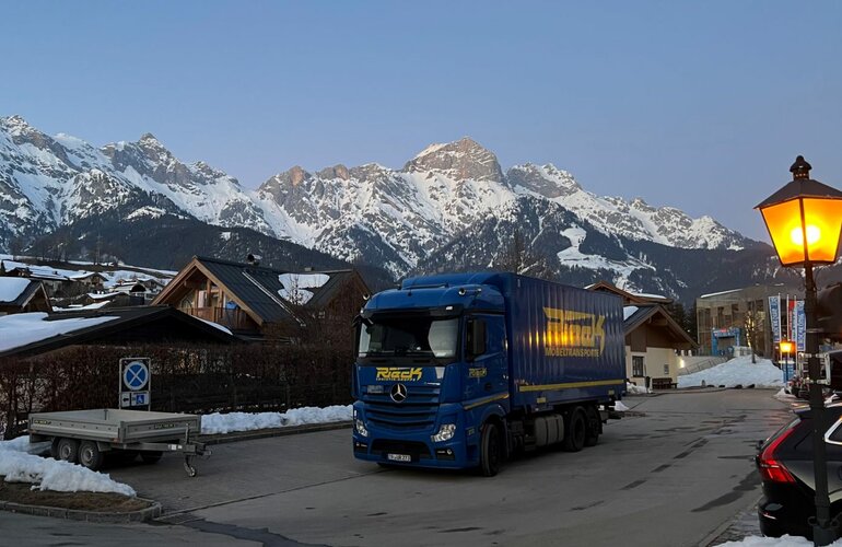 Ein Rieck Lkw vor bergen.