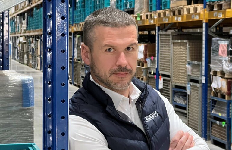 René Fichter in einem Lagerhaus.