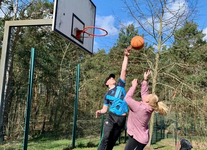 Mirja Skoppek beim Basketball spielen.