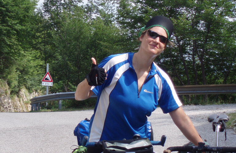 Sonja grund mit Ihrem Fahrrad auf einer Straße.