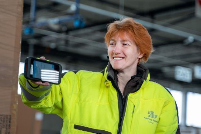 lächelnde Mitarbeiterin