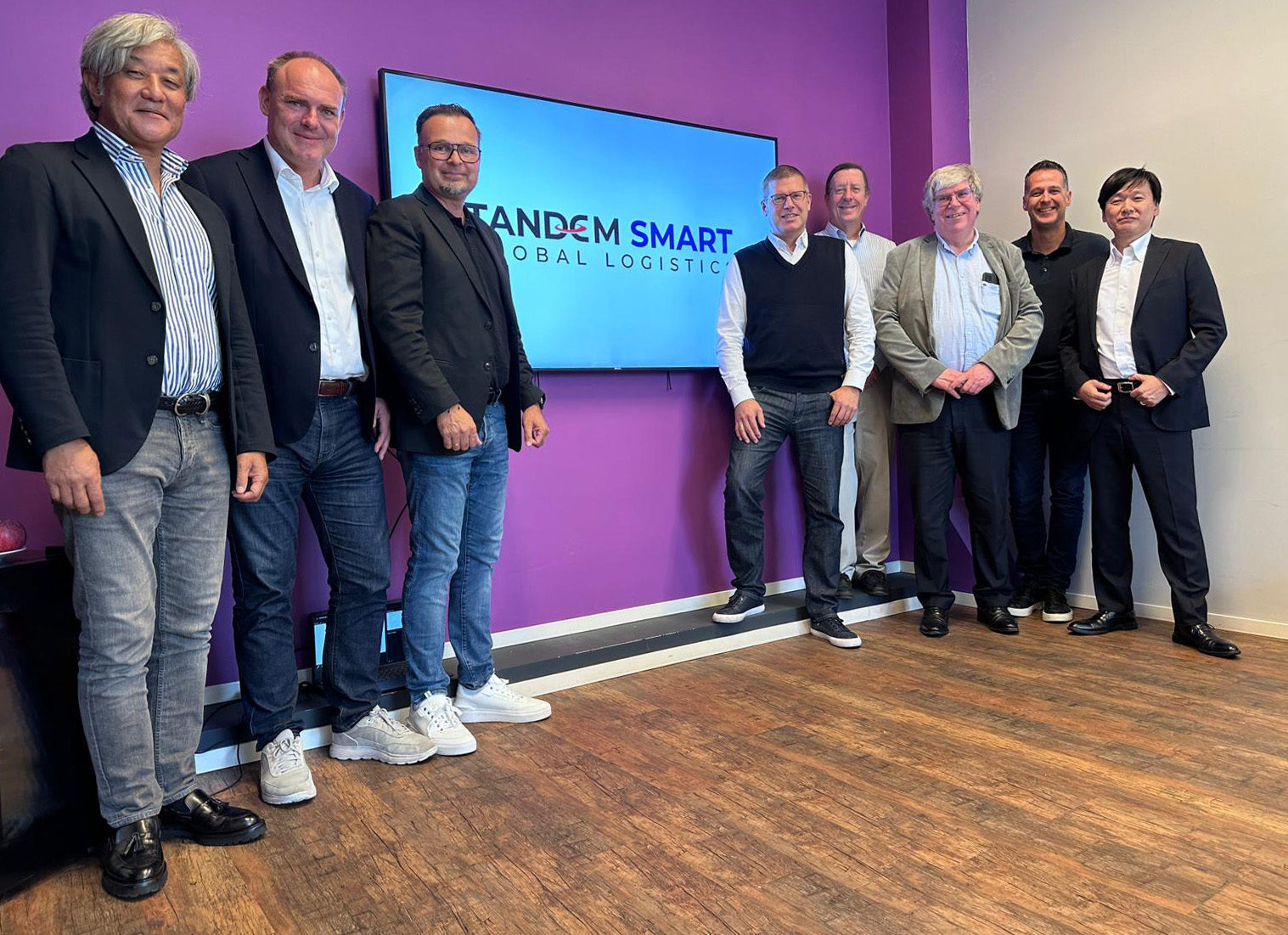 7 Personen vor Fernseher