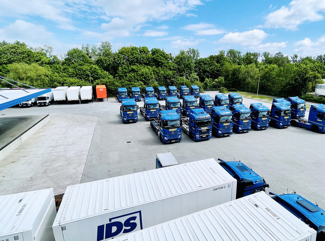 Eine große Menge an Lkws auf einem Abstellplatz.