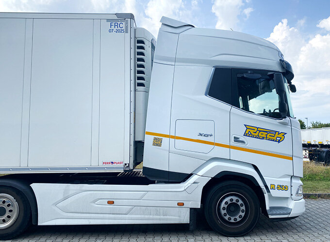 Ein weißer Lkw von Rieck.