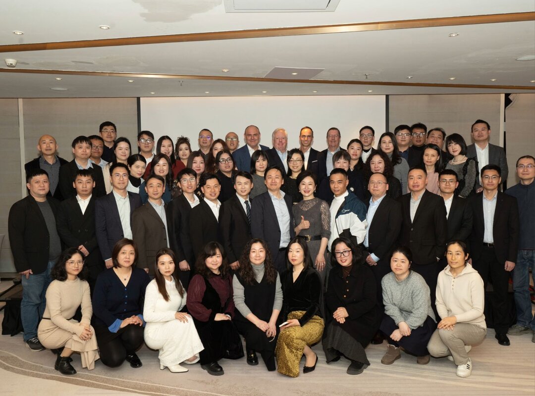 Eine große Gruppe von Menschen posieren für ein Foto