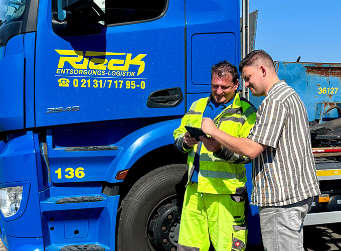 Ein Kunde Unterschreibt auf dem neuen Handheld.