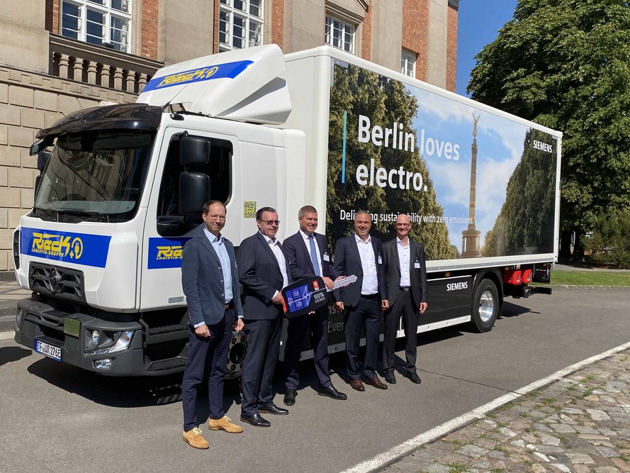 5 Personen stehen vor einem Rieck LKW