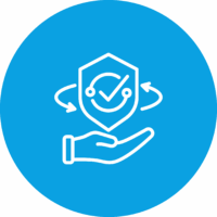 Hand hält Schild mit Häkchen und Pfeilen, Symbol für Sicherheit und Schutz.