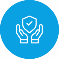 Zwei Hände halten ein Schild mit Häkchen, Symbol für Sicherheit oder Schutz.