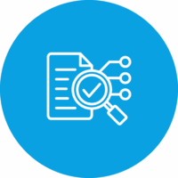 Dokument mit Lupe und Häkchen auf blauem Hintergrund, Symbol für Prüfung oder Analyse.