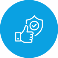 Daumen hoch vor Schutzschild mit Häkchen auf blauem Hintergrund.