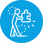 Menschliche Figur hält ein Puzzleteil vor blauem Hintergrund.