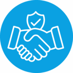 Zwei Hände geben sich einen Handschlag vor einem Schild mit Häkchen, Symbol für Vertrauen oder Sicherheit.