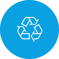Weißes Recycling-Symbol auf blauem Hintergrund.