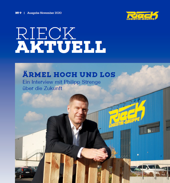 Mann lehnt an Holzkisten vor einem Gebäude mit Rieck-Logo unter blauem Himmel.