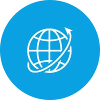 Weltkugel mit Pfeil, der sie umkreist, auf blauem Hintergrund.