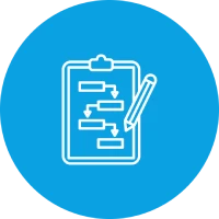 Clipboard mit Flussdiagramm und Stift auf blauem Hintergrund