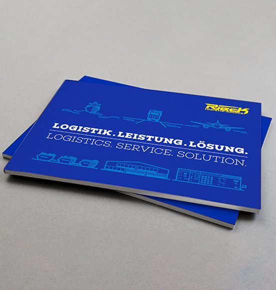 Zwei blaue Broschüren mit dem Text "Logistik. Leistung. Lösung. Logistics. Service. Solution." auf grauem Hintergrund.