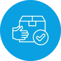 Hand hält Paket mit Häkchen-Symbol auf blauem Hintergrund.