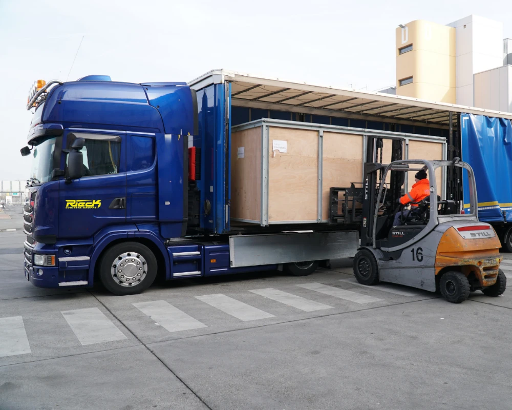 Hightech Logistik Truck bei beladung