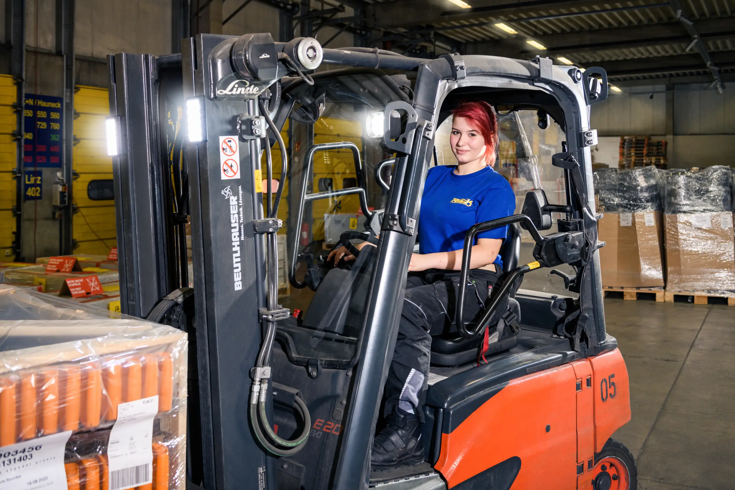 Rieck der Top-Ausbildungsbetrieb - junge Frau im Gabelstapler im Lager